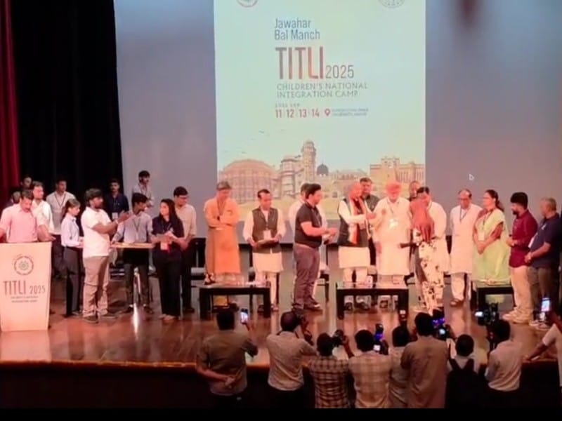 Rida Zahir Wins First Prize in Painting Competition 01